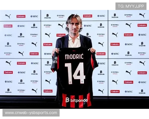 米兰接触莱万多夫斯基，计划复制莫德里奇式签约